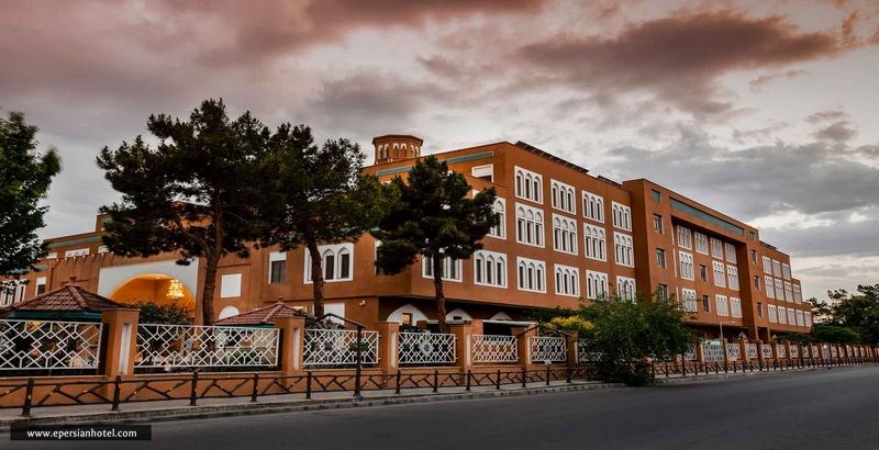 نمای بیرونی هتل ملک التجار یزد